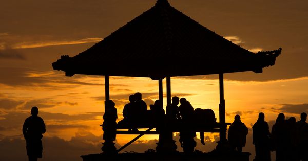 Foto: Un atardecer en la playa de Sanur, en la turística isla indonesia de Bali. (Reuters)