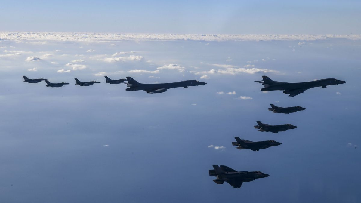 Corea del Sur y Japón despliegan cazas al entrar aviones chinos y rusos en su espacio
