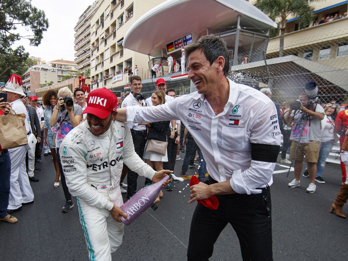 Foto: Wolff y Hamilton celebran la victoria en el GP de Mónaco, fechas después del fallecimiento de Niki Lauda (EFE)