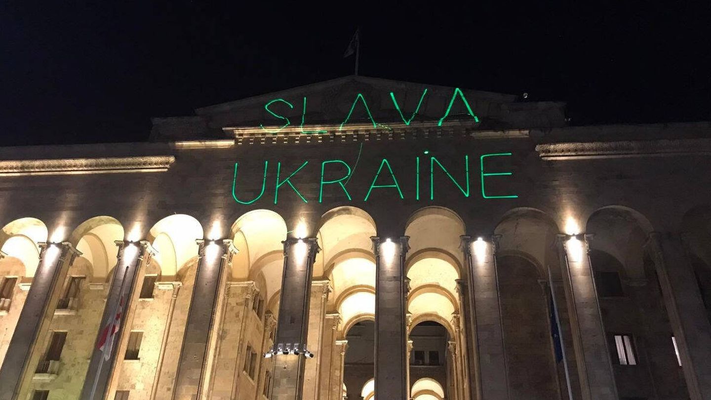 'Gloria a Ucrania' proyectada en el Parlamento georgiano el 9 de marzo de 2023. Fotografía: Netgazeti.