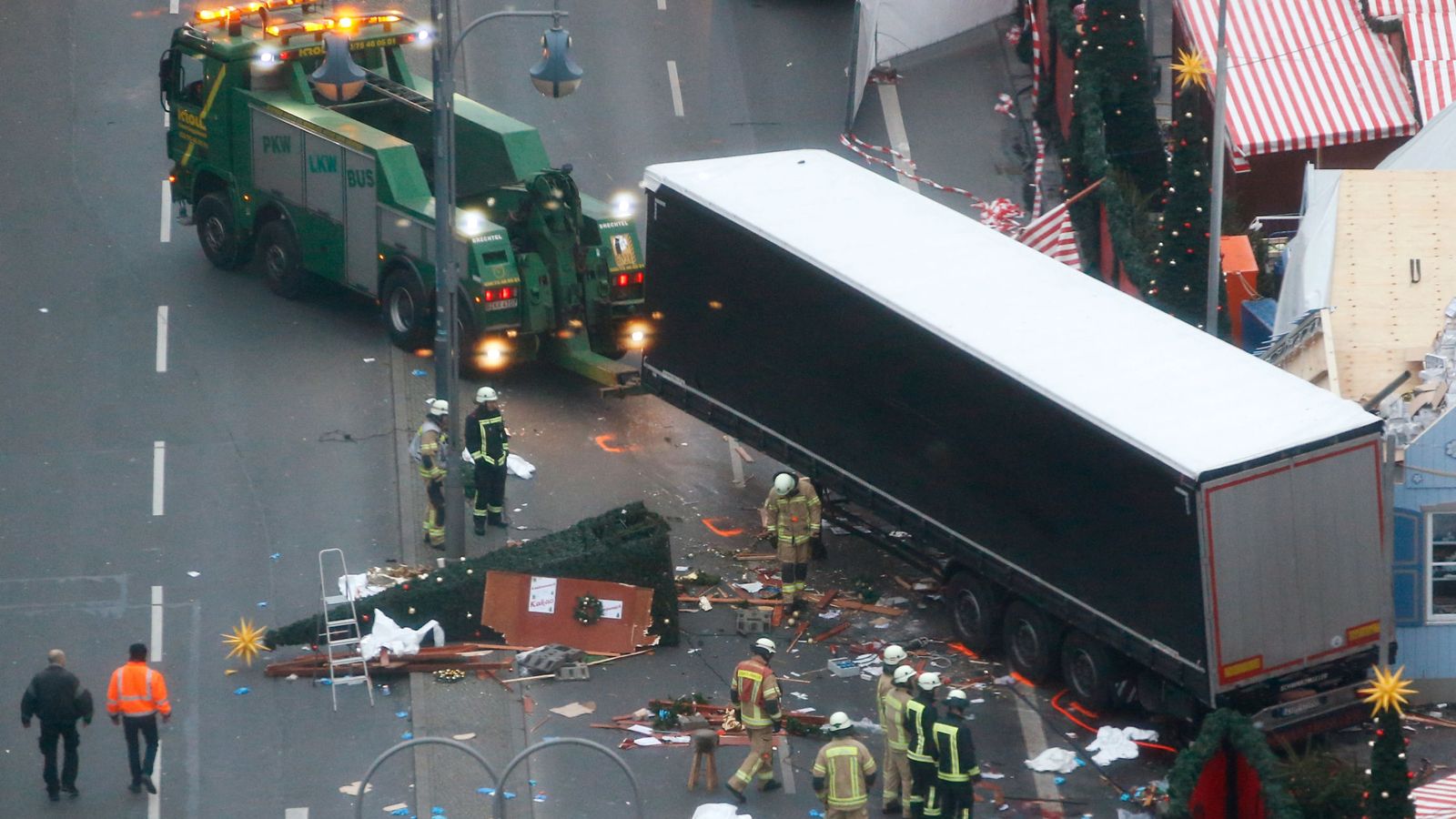 Foto: Así quedó el mercadillo navideño de Berlín después de que un camión arrollara a decenas de personas. (Reuters) 