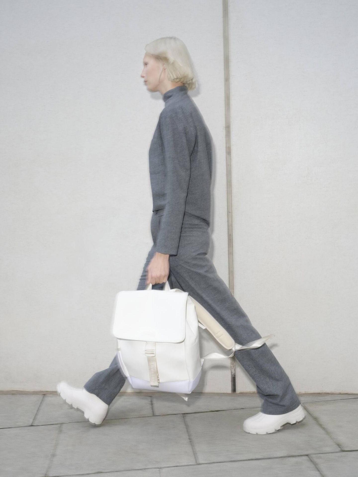 Nueva colección de botas de agua y mochilas de Zara y Tretorn. (Cortesía/Zara)
