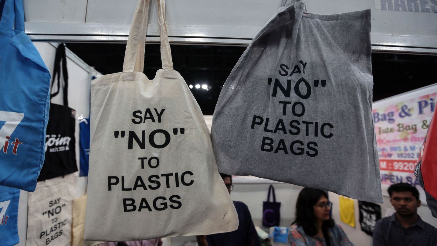 Dos bolsas de tela con el mensaje 'Di no a las bolsas de plástico'. (Foto: EFE)