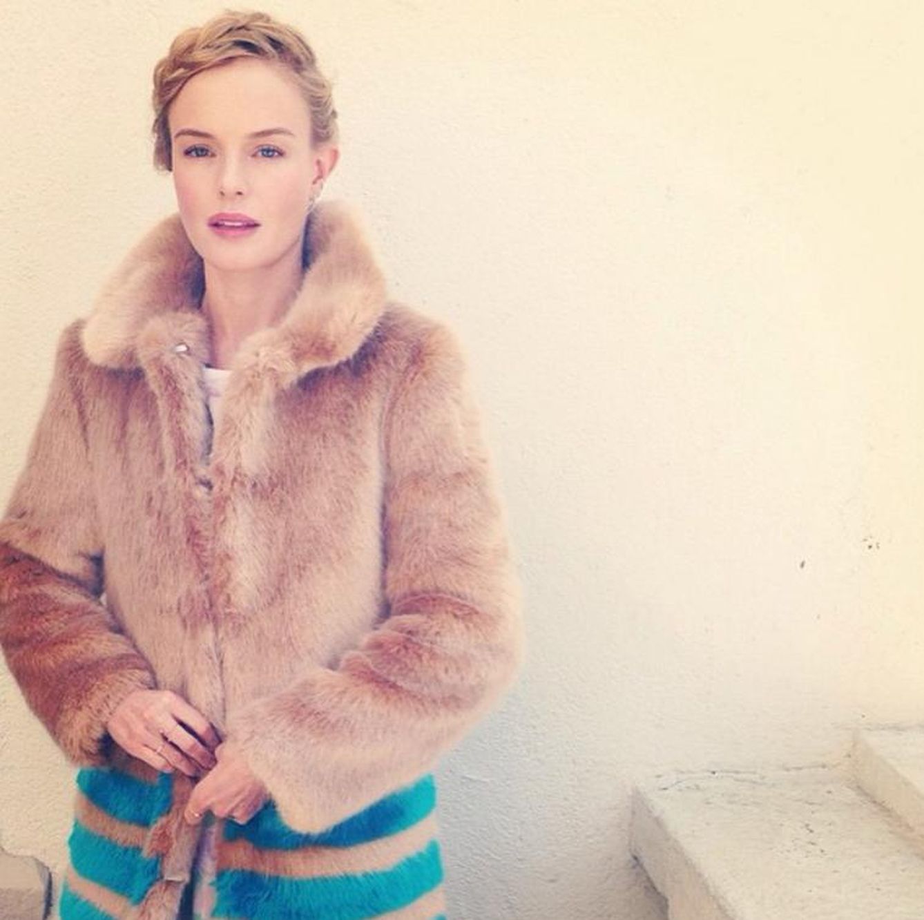 Kate Bosworth con abrigo de 'faux fur' de Shrimps