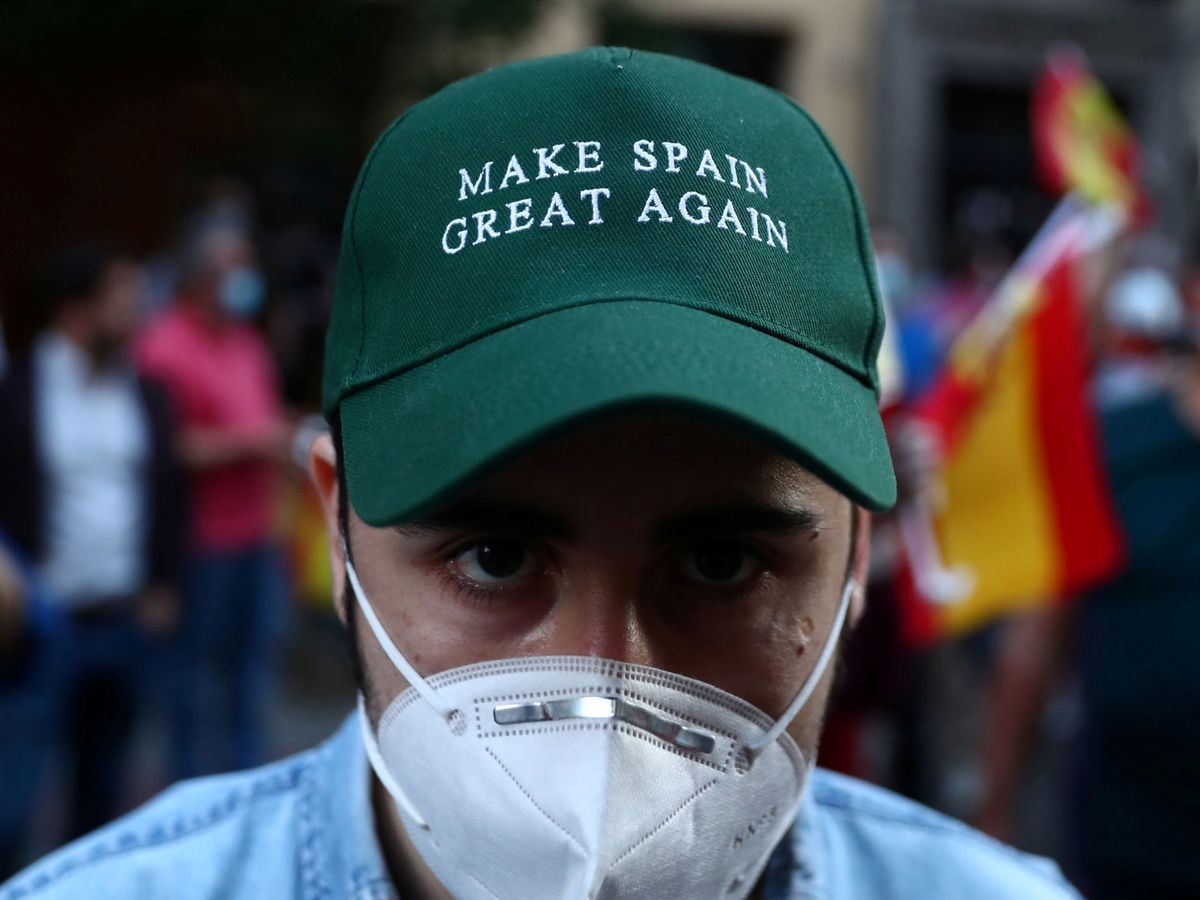 Foto: Imagen de un manifestante español con una gorra de 'Make Spain Great Again'. (Reuters)