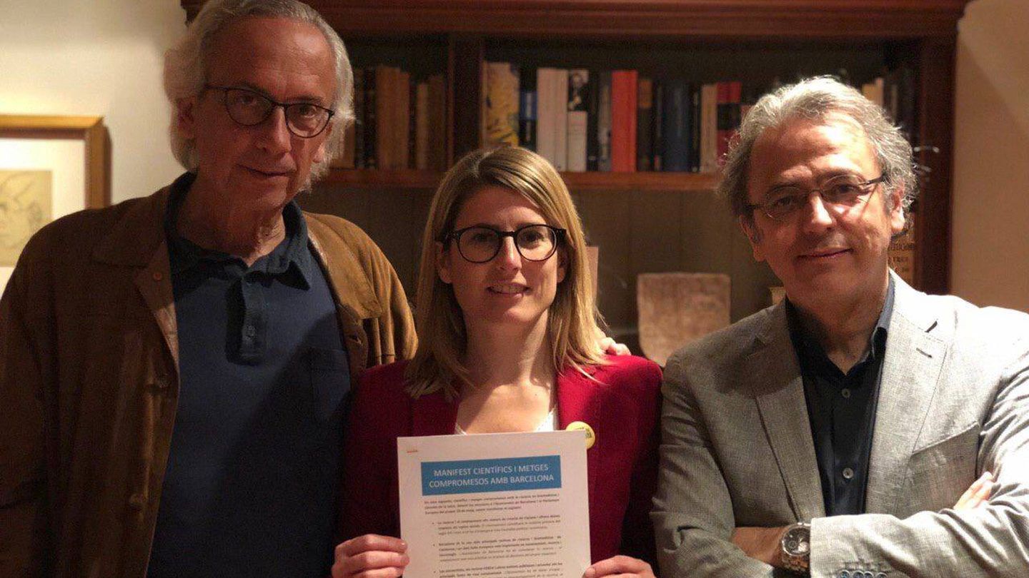 Elsa Artadi sujeta el manifiesto firmado por científicos. (EFE)