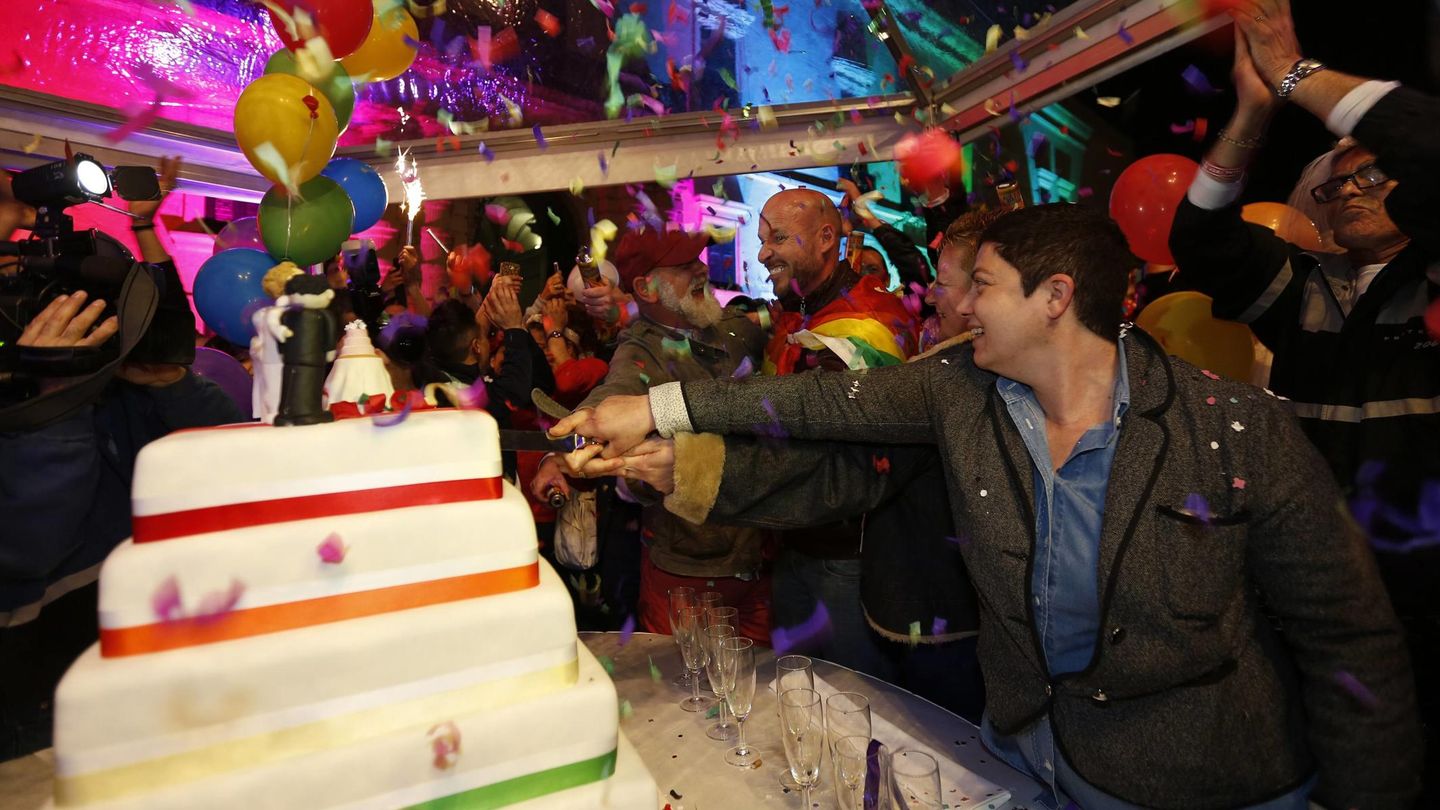 Los malteses celebrando en La Valeta la aprobación del matrimonio igualitario en abril de 2014. (Reuters/Darrin Zammit Lupi)