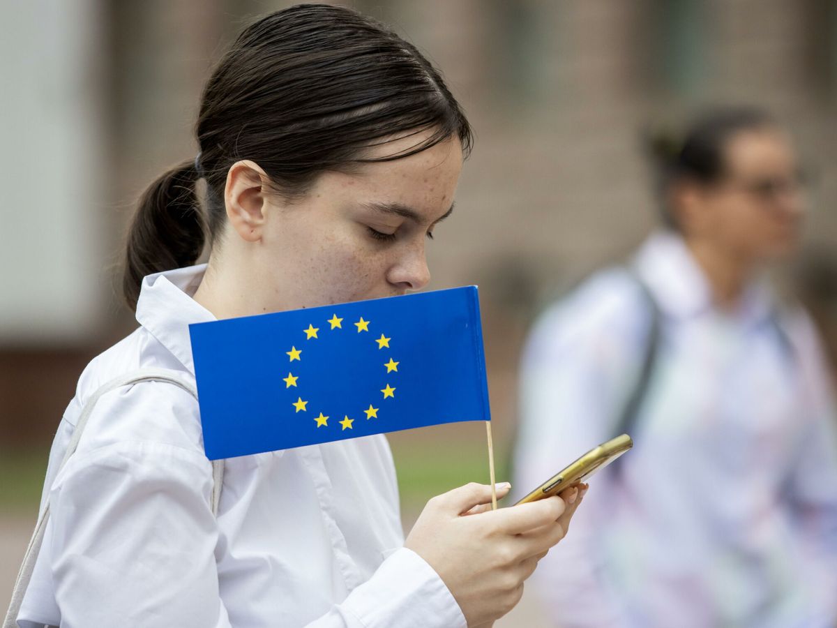 Foto: Una mujer con una bandera de la UE, en mayo de 2024. (EFE/Dumitru Doru)
