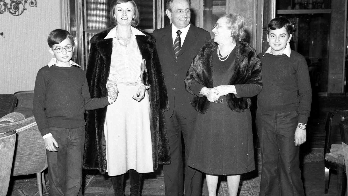 Michele Ferrero junto a su familia en una imagen de 1974 (Gtres)