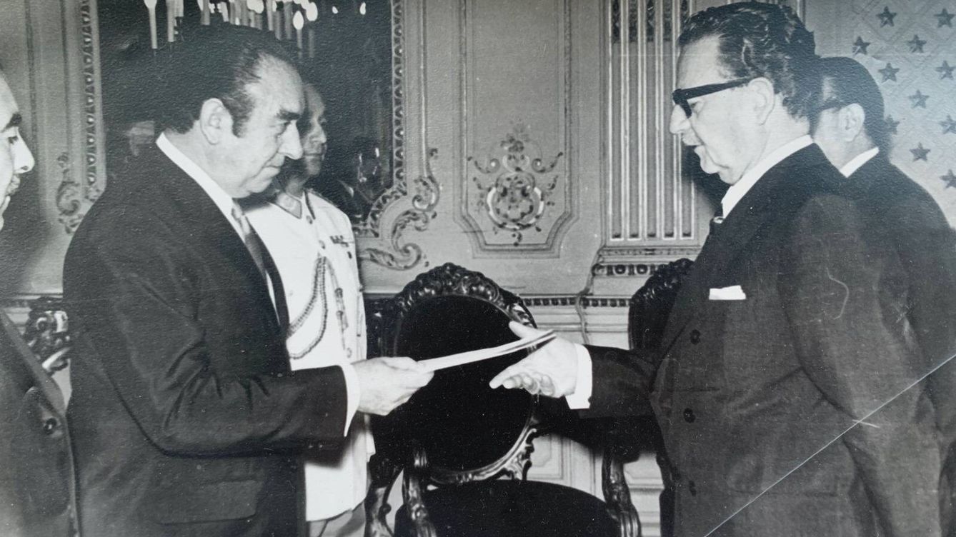 Foto: Enrique Pérez-Hernández, presentando credenciales como embajador español en Chile ante Allende. (Familia Pérez-Hernández)