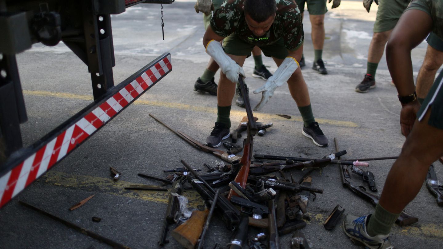 Miembros del Ejército se preparan para destruir 5.000 armas incautadas en Río de Janeiro, el 6 de julio de 2017. (Reuters)