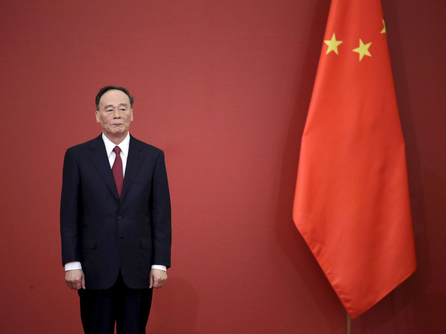 Wang Qishan, líder del organismo anticorrupción de China, durante una ceremonia de celebración de la resistencia antijaponesa, en Pekín, en 2015. (Reuters)