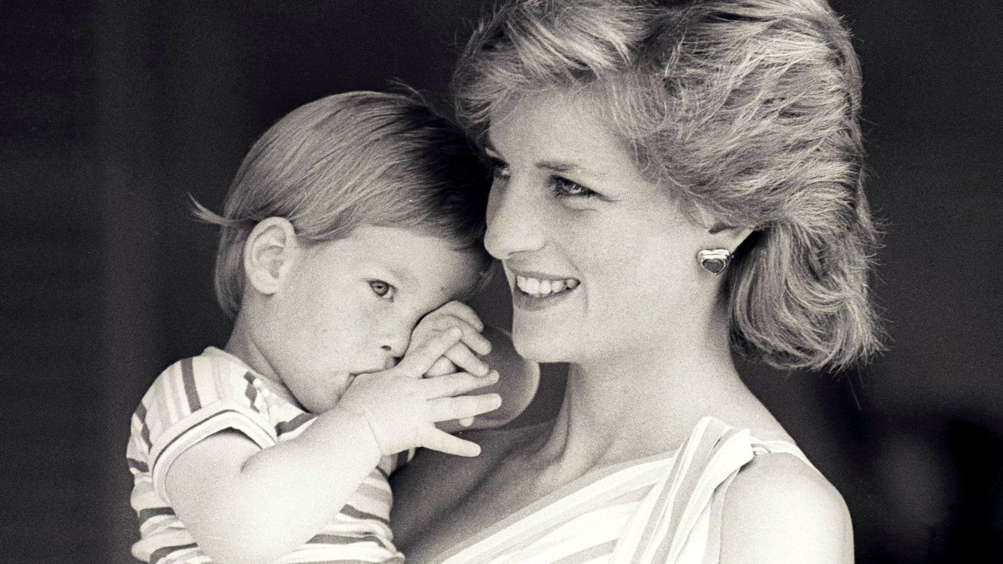 Diana de Gales con Harry en Marivent. (Reuters)