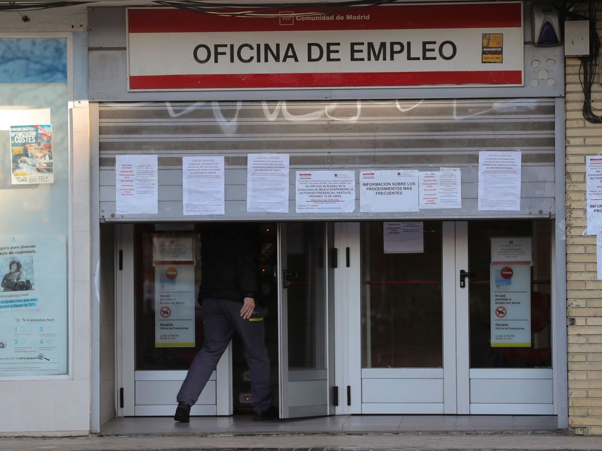 Foto: Una oficina de empleo cerrada durante el confinamiento. (EFE)