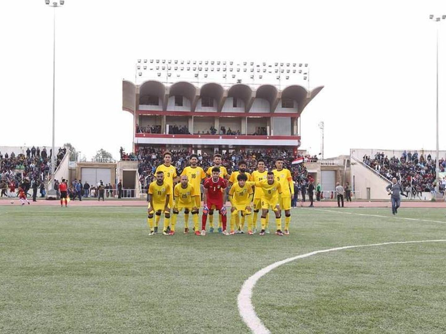 El once del Al-Karkh antes del partido contra el Mosul. (Twitter/iraq_football_)
