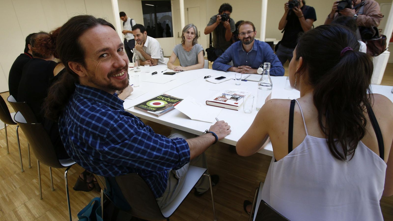 Foto: Pablo Iglesias, y el coordinador nacional de ICV, Joan Herrera, en una reciente reunión en Barcelona. (EFE)
