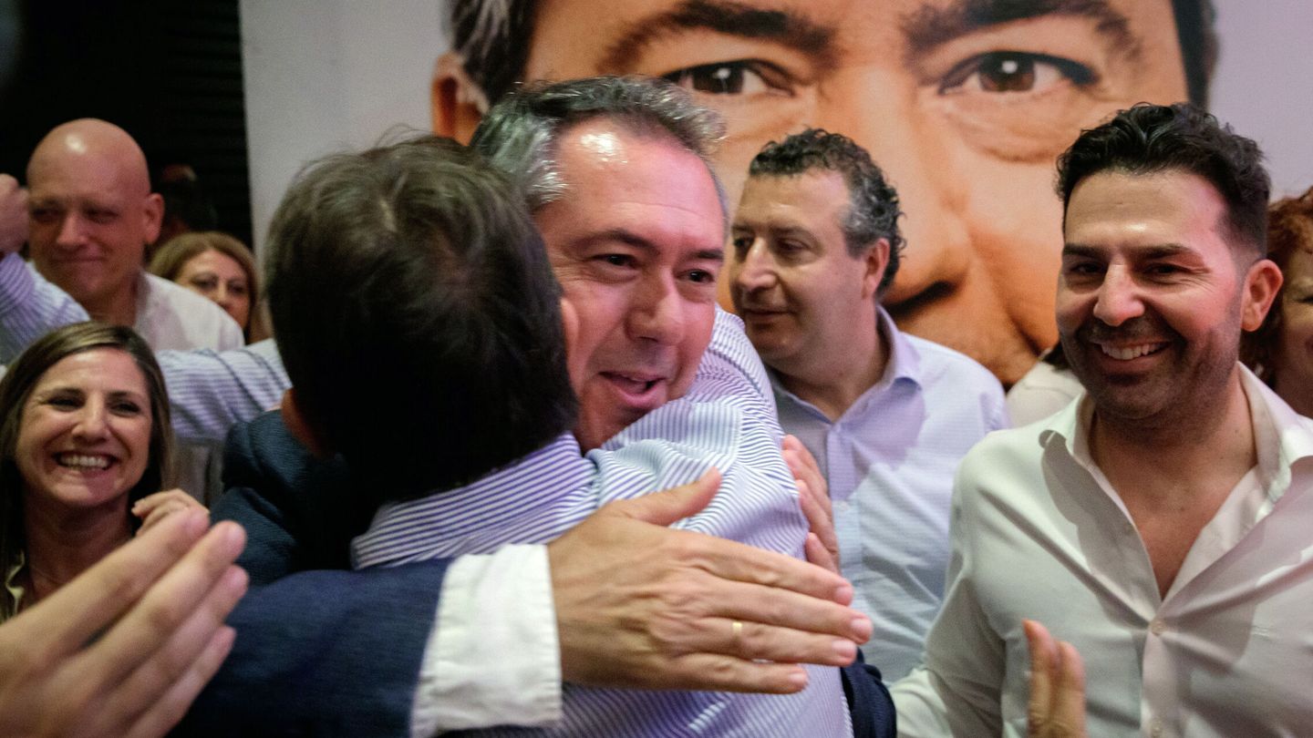 Espadas se abraza a sus compañeros la noche electoral. (EFE/Julio Muñoz)