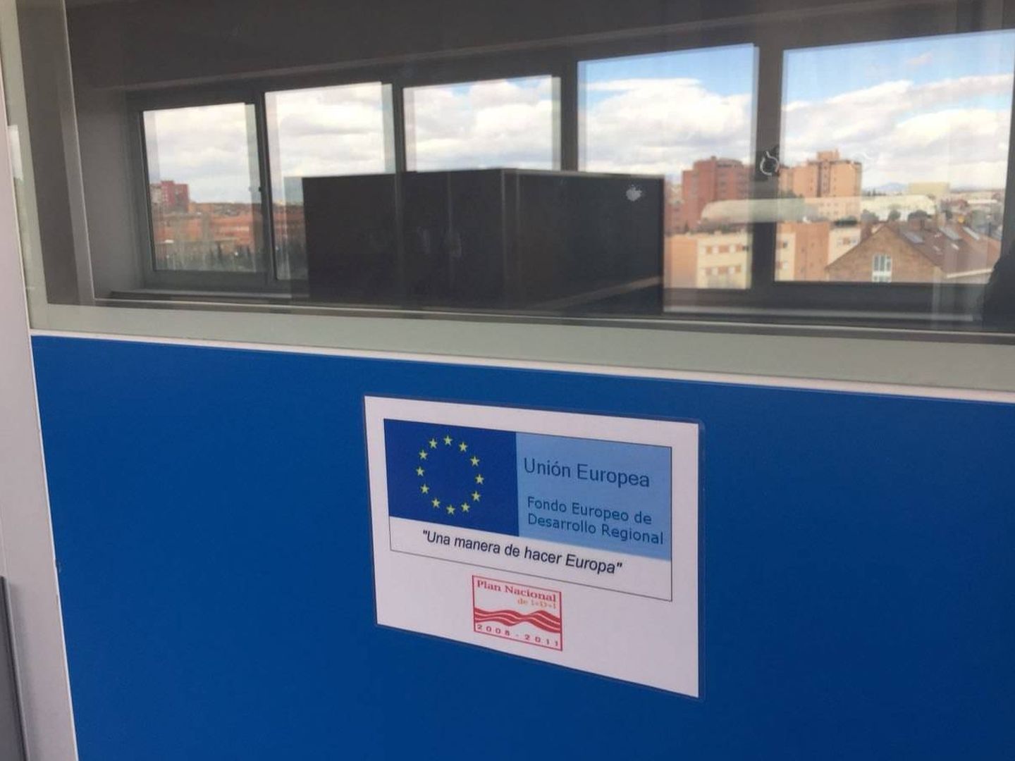 Un cartel que indica que el centro cuenta con financiación de los fondos europeos Feder.