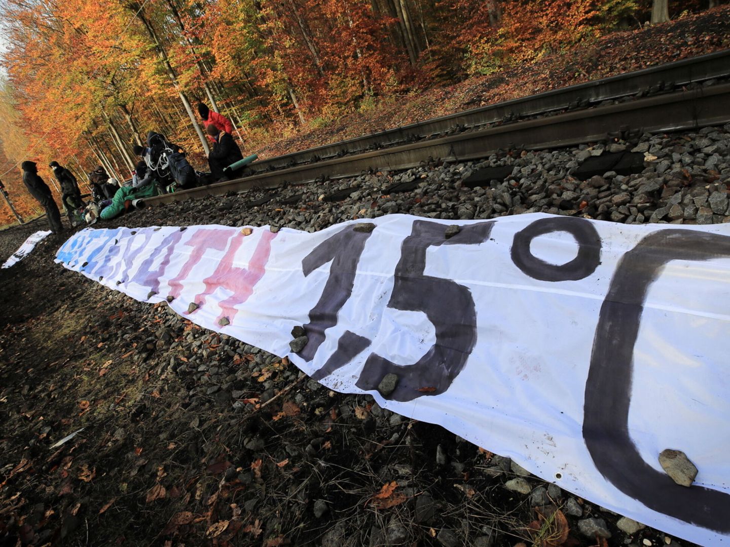 Manifestantes bloqueando las vías de tren que abastecen una central de carbón en Colonia, Alemania. Foto: Reuters/Wolfgang Rattay