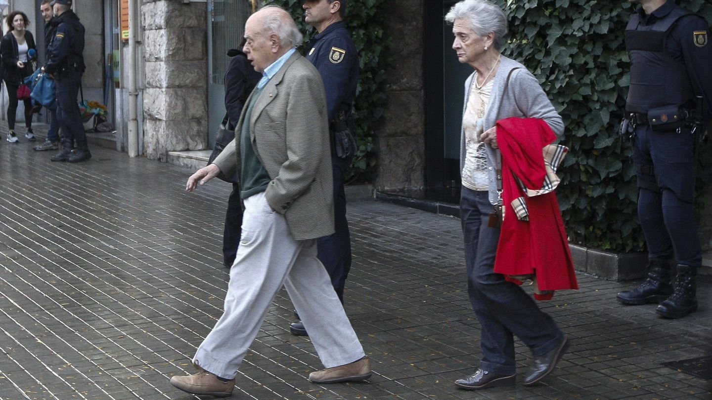 El expresidente de la Generalitat, Jordi Pujol (i), acompañado de su esposa, Marta Ferrusola (d). (EFE)