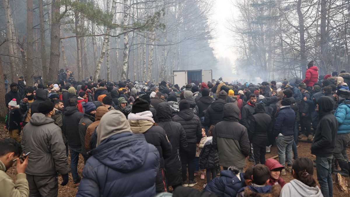¿Qué está pasando en la frontera entre Bielorrusia y Polonia?: por qué hay miles de migrantes intentando entrar en la UE