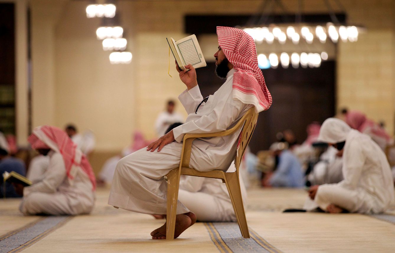 Un hombre lee el Corán en una mezquita de Riad para soportar el ayuno de Ramadán, el 29 de mayo de 2017. (Reuters)