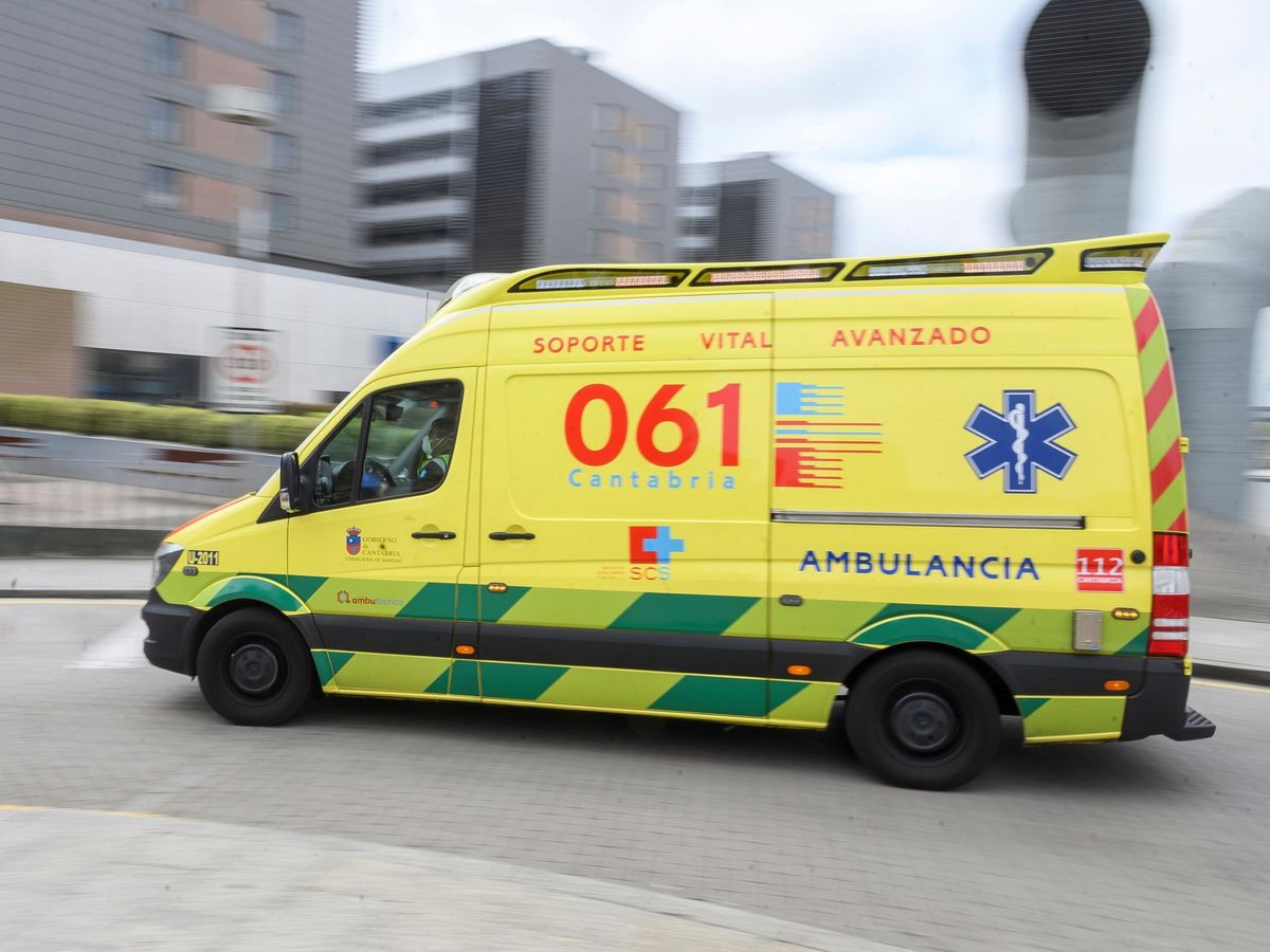 Foto: Una ambulancia accede al Hospital Universitario Marqués de Valdecilla de Santander. (EFE/Pedro Puente Hoyos)