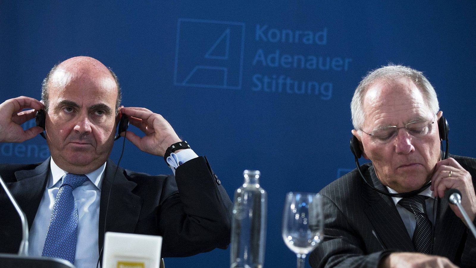 Foto: El ministro de Economía en funciones, Luis de Guindos (i), y el titular de Finanzas alemán, Wolfgang Schäuble. (EFE)