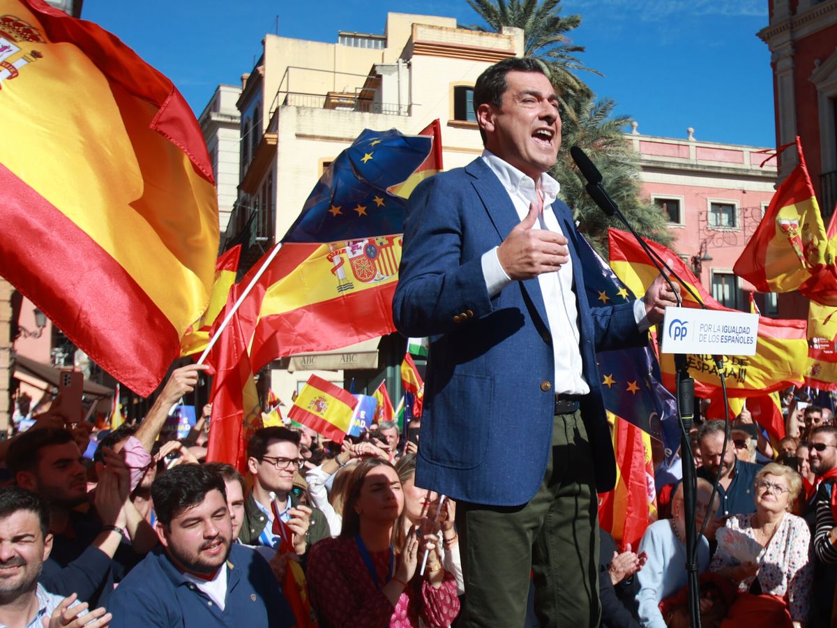 Foto: El presidente de la Junta de Andalucía, Juanma Moreno, en la manifestación del día 12. (EP/Rocío Ruz)
