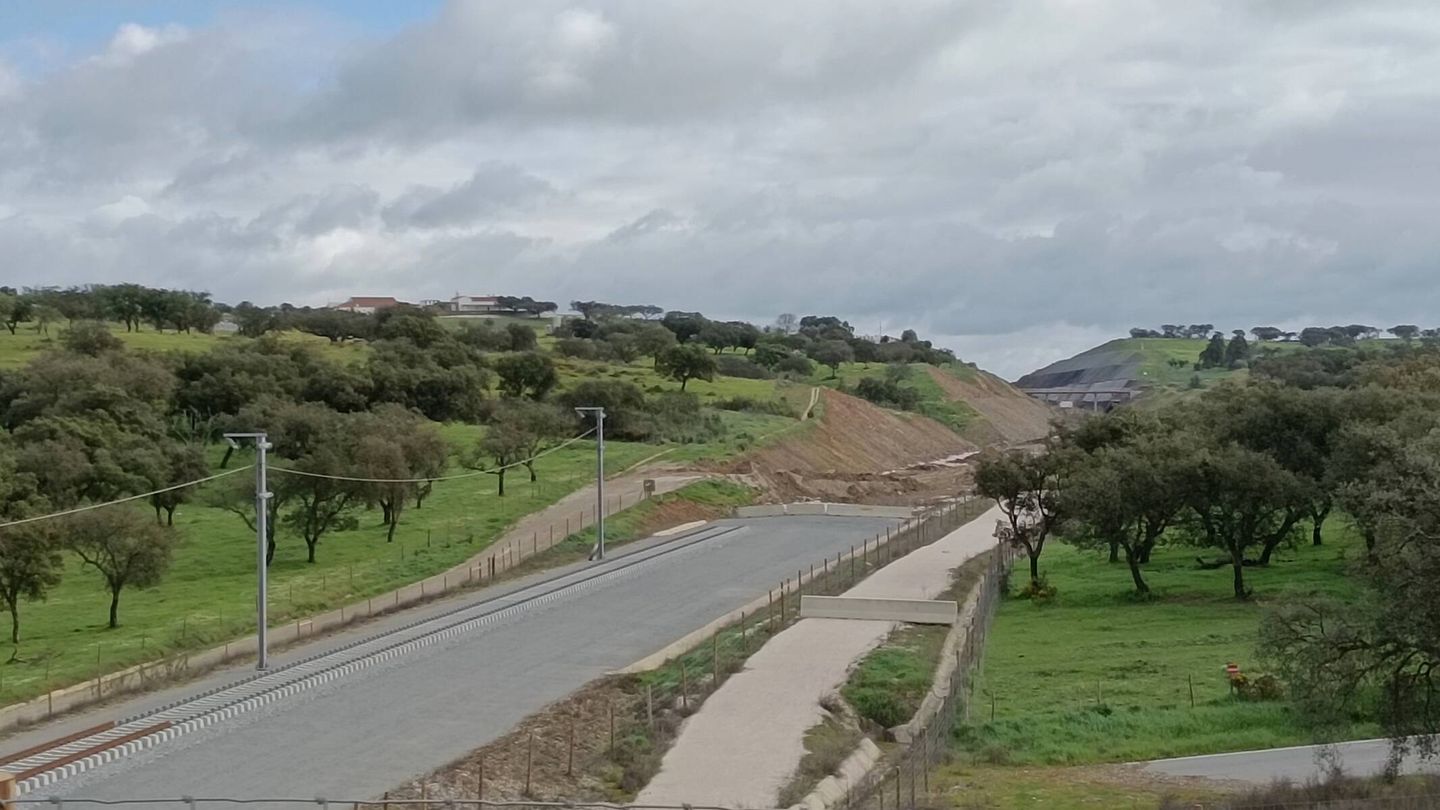 A un lado la parte portuguesa del tramo Évora-Badajoz y al otro la parte de Sacyr a su paso por Alandroal. (O.H)