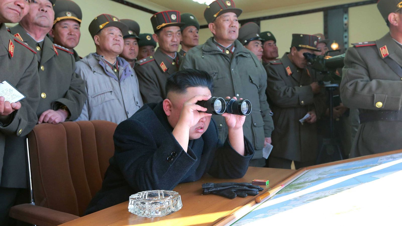 Foto: El líder norcoreano, Kim Jong-un, junto a varios oficiales durante la realización de ejercicios de artillería. (Efe)