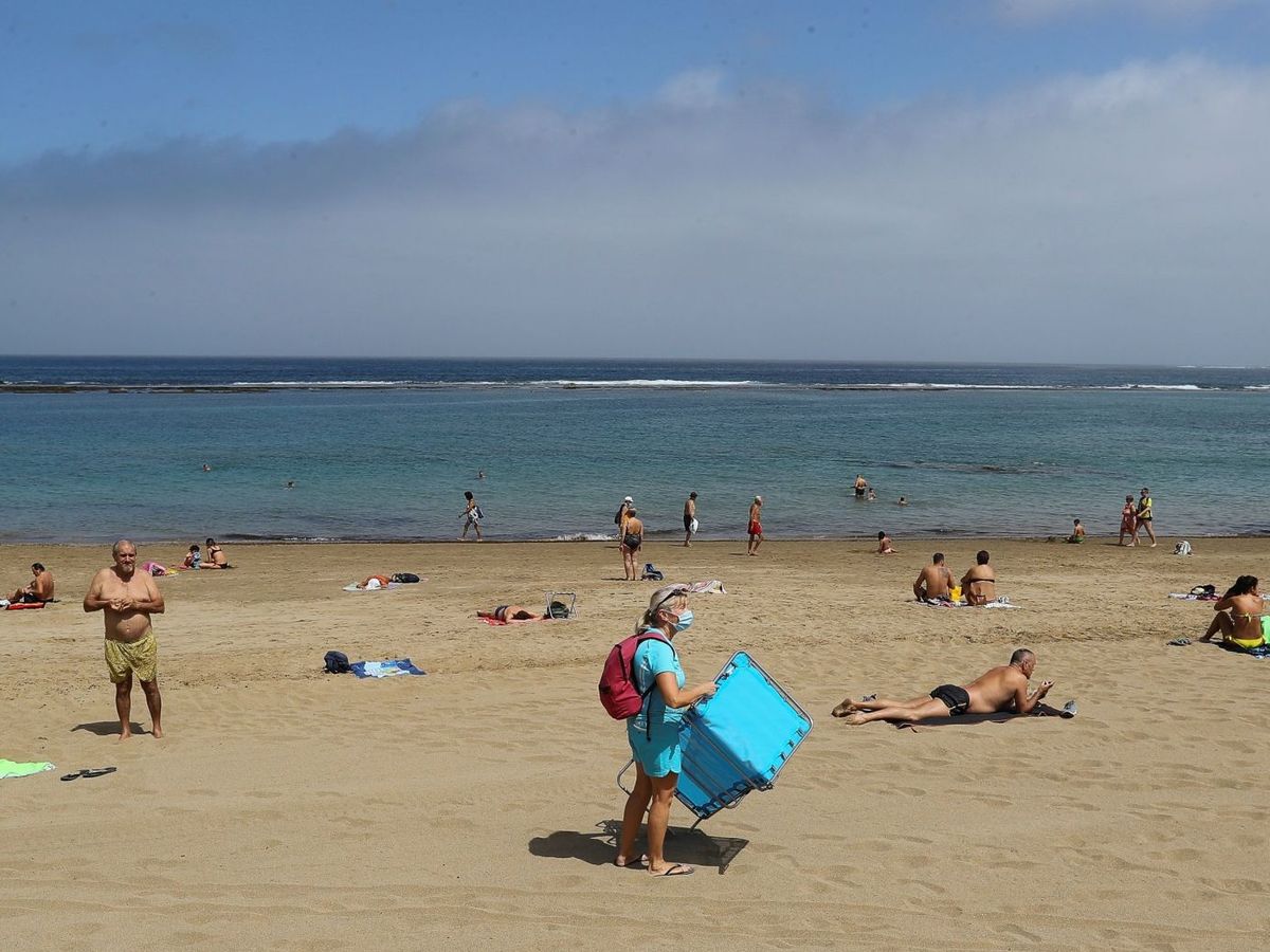 Foto: Imagen de la playa de Las Canteras de Las Palmas de Gran Canaria en el primer día de la fase 2. (EFE)