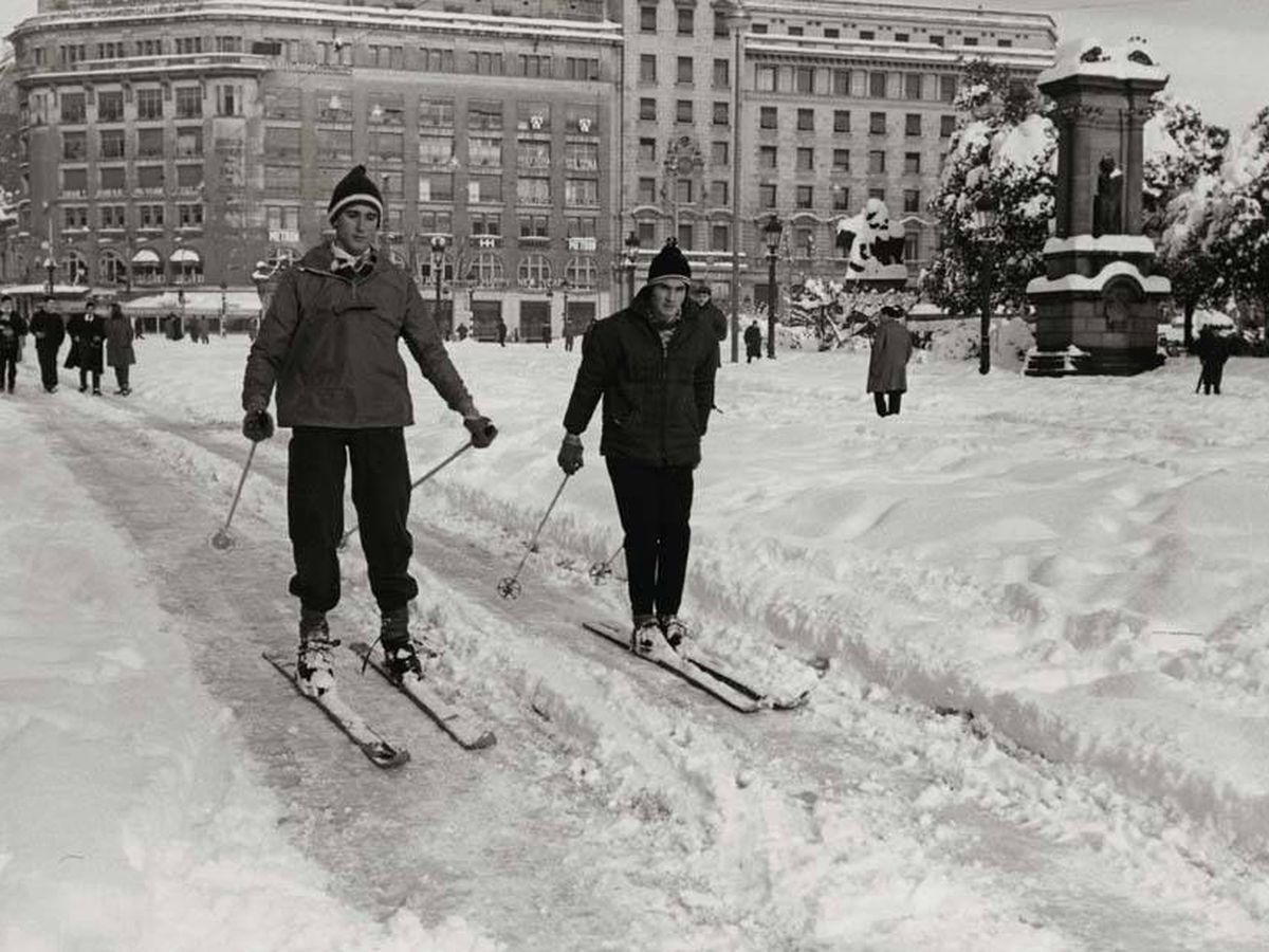 Foto: Esquiadores en la Plaza de Cataluña de Barcelona en 1962
