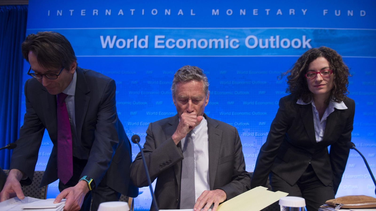 Foto: El economista jefe del FMI, Olivier Blanchard (centro), durante la rueda de prensa en la que presentó las previsiones del organismo.