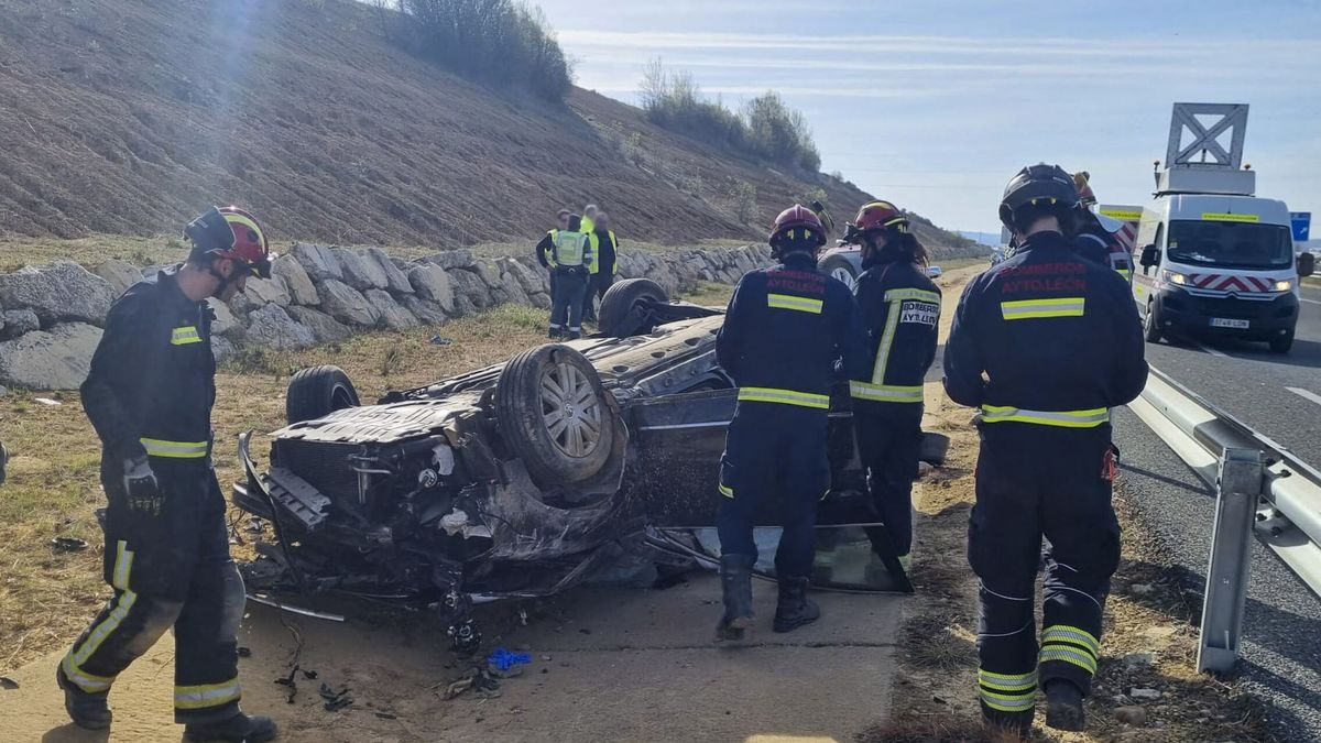 Rescatan a una persona tras volcar con su coche en Pontevedra