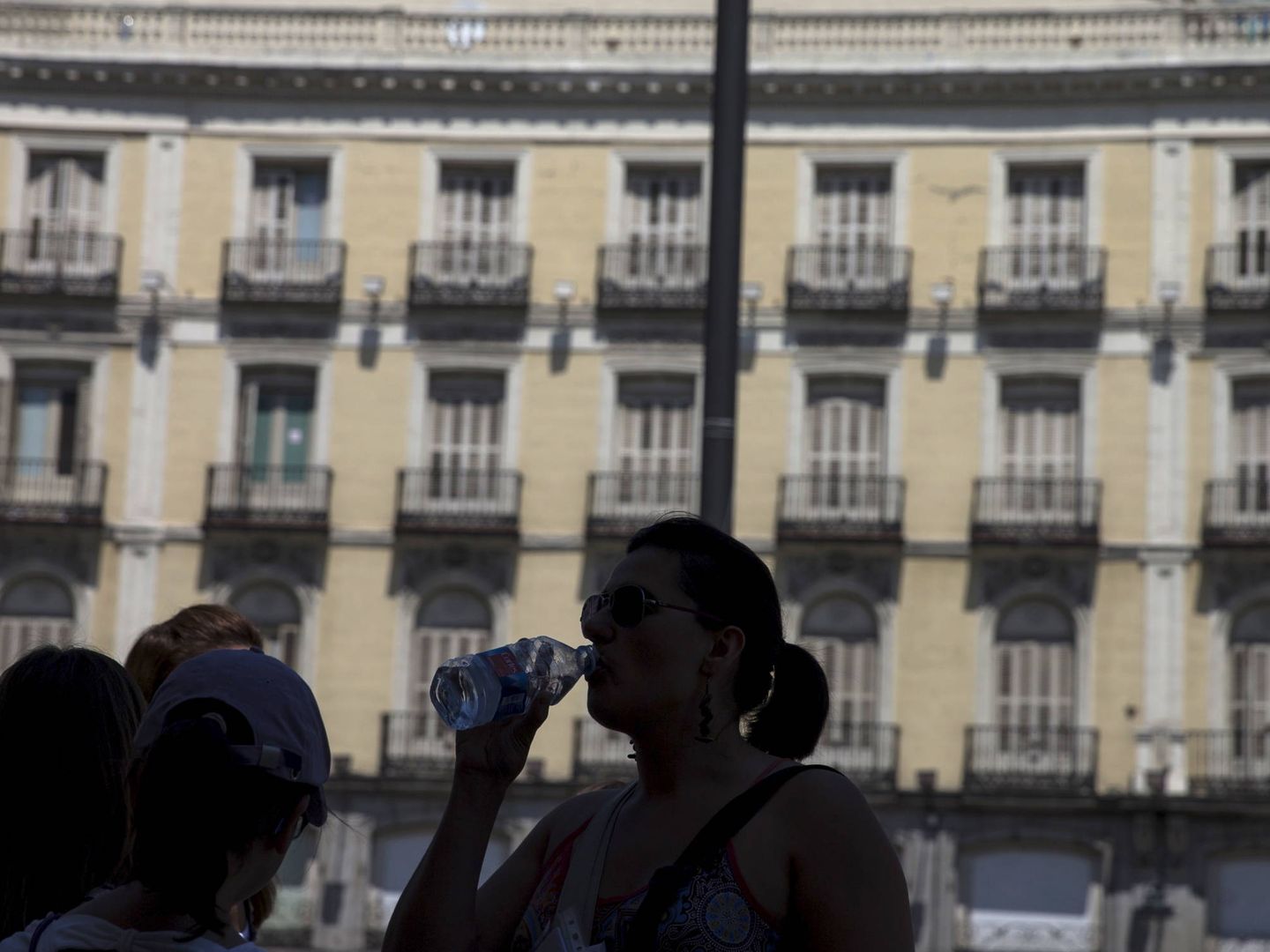 Una turista en la Plaza Mayor de Madrid. (Reuters/Sergio Pérez)