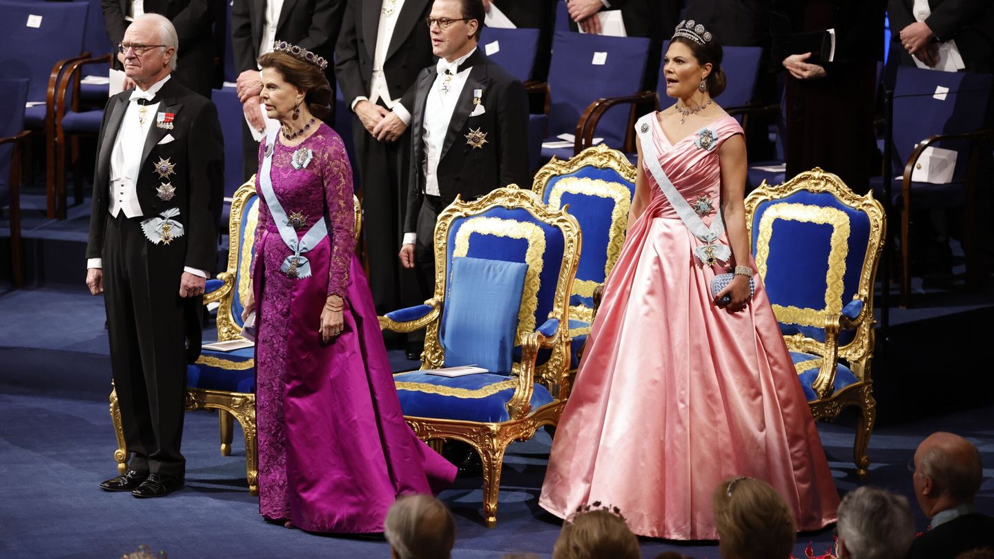Carlos Gustavo y Silvia de Suecia, junto a su hija, la princesa Victoria, en la gala de los premios Nobel 2022. (EFE/ Christine Olsson)