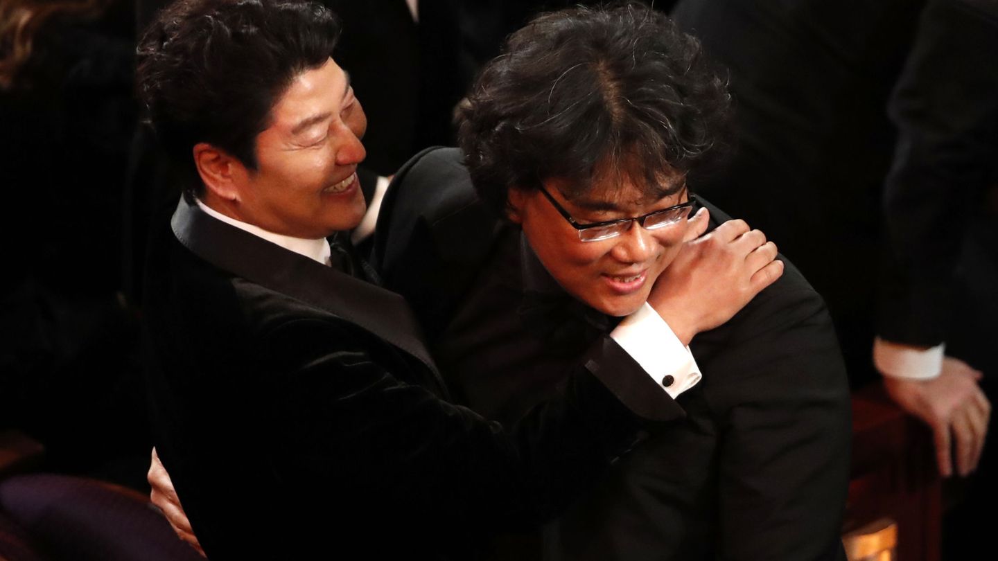 Bong Joon-ho se abraza con su actor protagonista. (Reuters)
