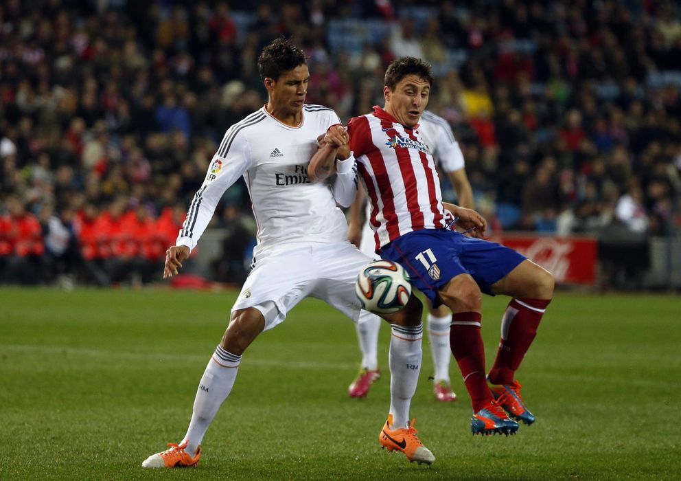 Foto: Varane y el 'Cebolla' Rodríguez en el último derbi (Reuters)