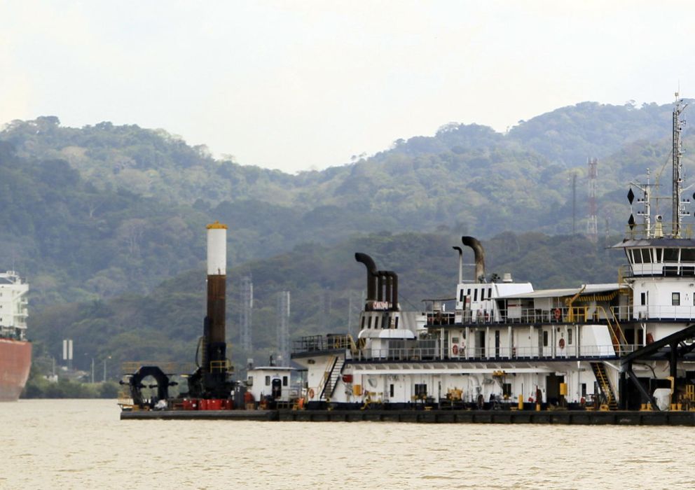 Foto: Una draga trabaja mientras buques transitan por el Corte Culebra en el canal de panamá. (EFE)