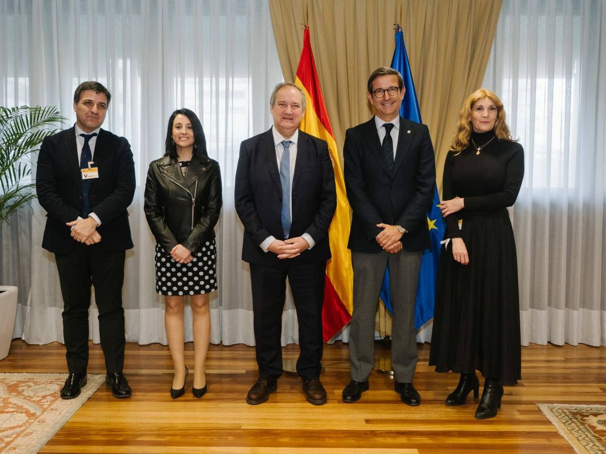 Foto: El ministro Jordi Hereu y el consejero Jorge Paradela con sus equipos en Madrid