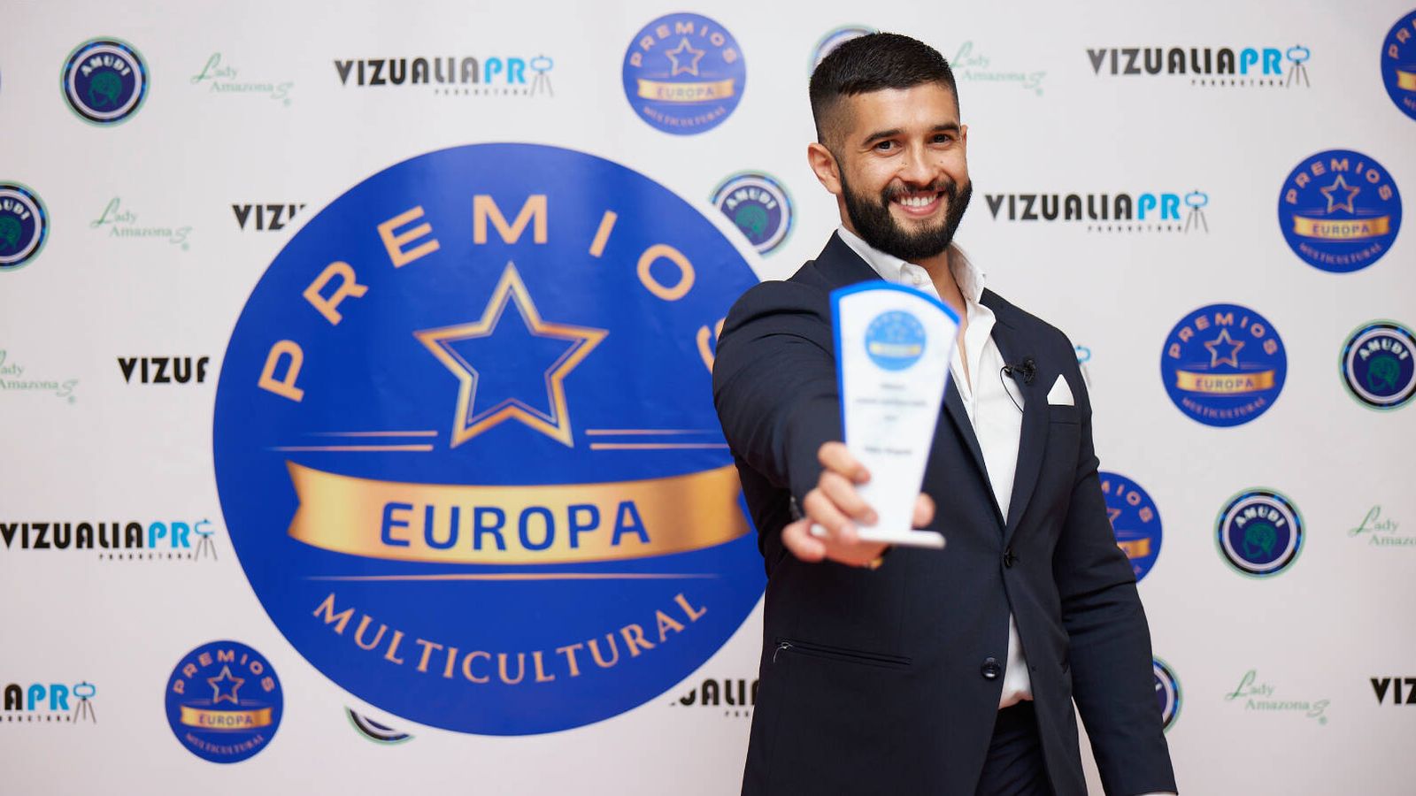 Pablo Bogado recibiendo el premio Europa Multicultural a Mejor Estilista Internacional. (Cortesía)
