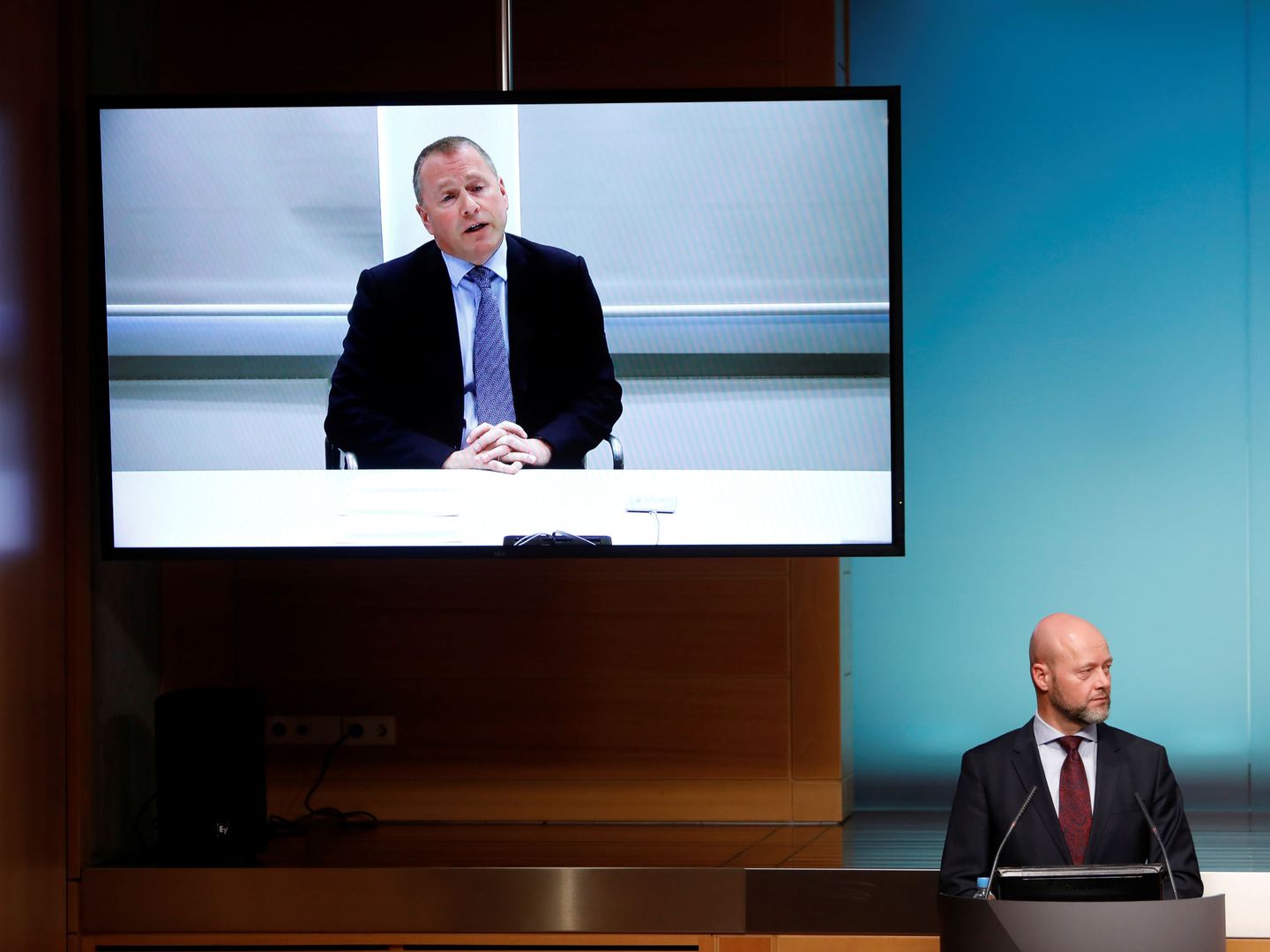 Nicolai Tangen, en una pantalla, siendo anunciado CEO del fondo soberano. (Reuters)