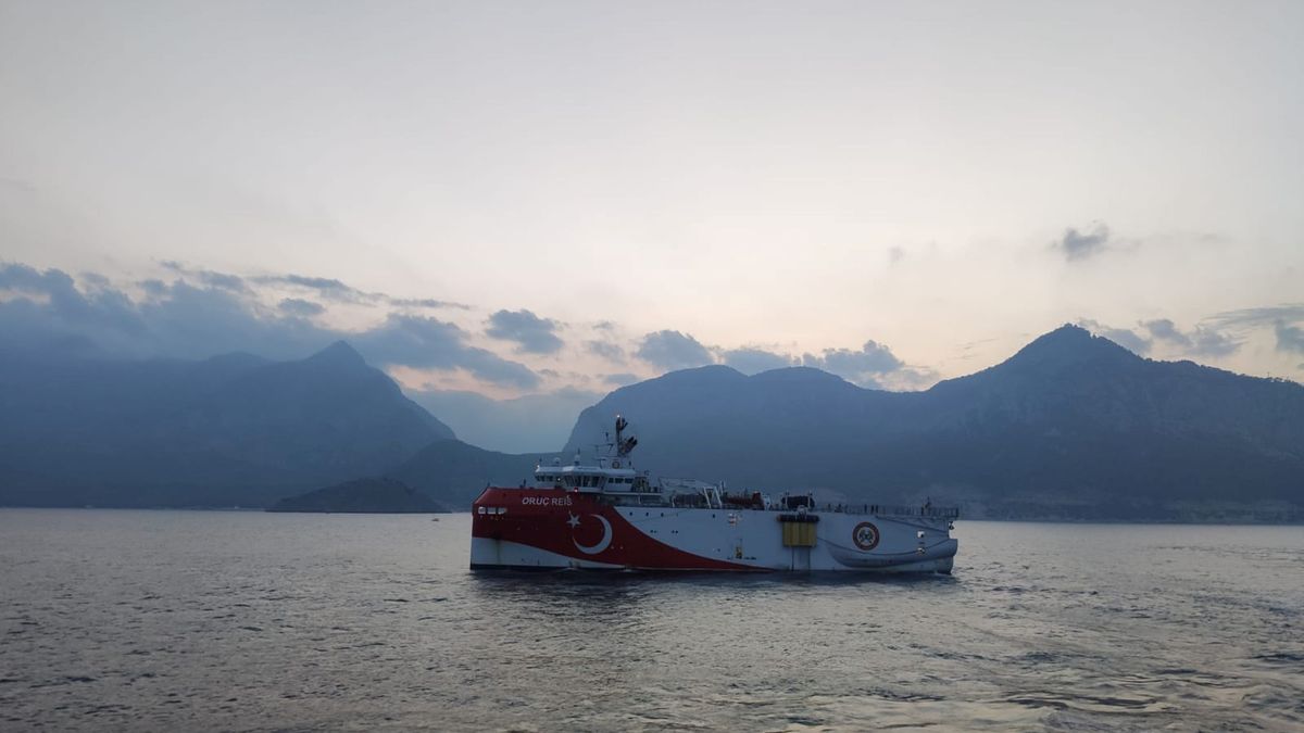 Turquía acusa a Grecia de disparar a barca turca, entre tensiones en el Mediterráneo