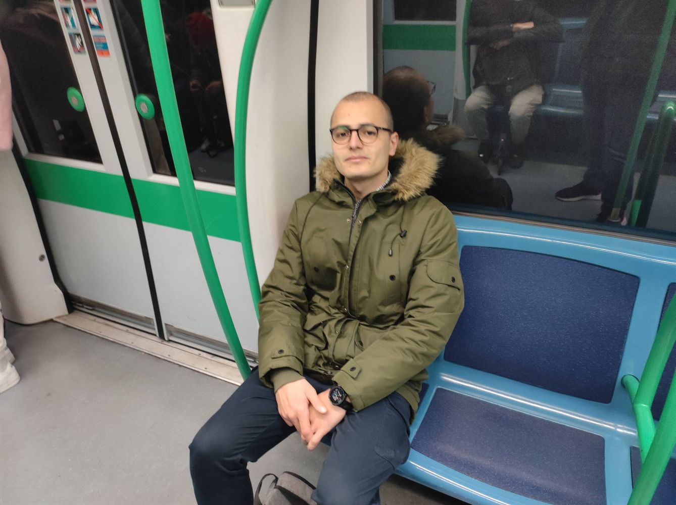 Juan en su trayecto habitual de metro sin mascarilla. (L. V.)