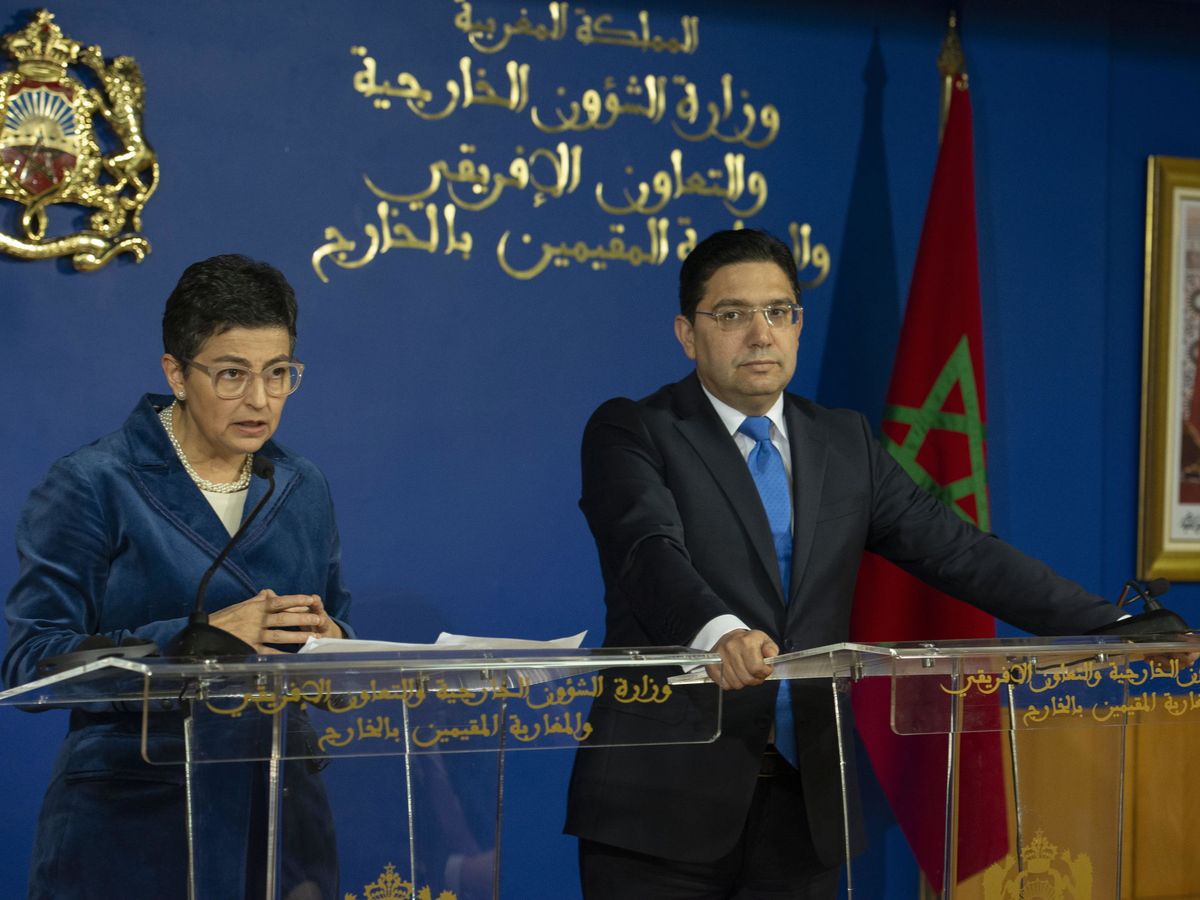 Foto: La ministra de Asuntos Exteriores, Arancha González Laya, y su homólogo marroquí, Nasser Bourita, en un encuentro en Rabat (Marruecos) en enero de 2020. (EFE)