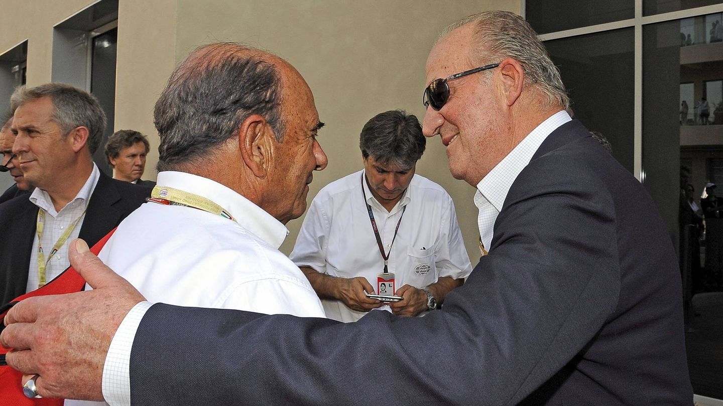 El rey Juan Carlos saluda al ya fallecido presidente del Santander, Emilio Botín, en Abu Dabi. (EFE/Rubio)