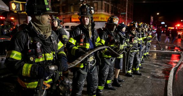 Foto: Los bomberos tratan de extinguir el fuego en el Bronx, en Nueva York. (Reuters)