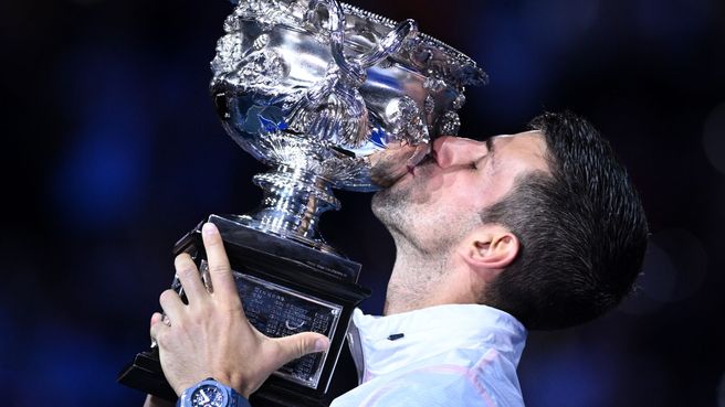 Foto de Djokovic se impone a Tsitsipás en Australia