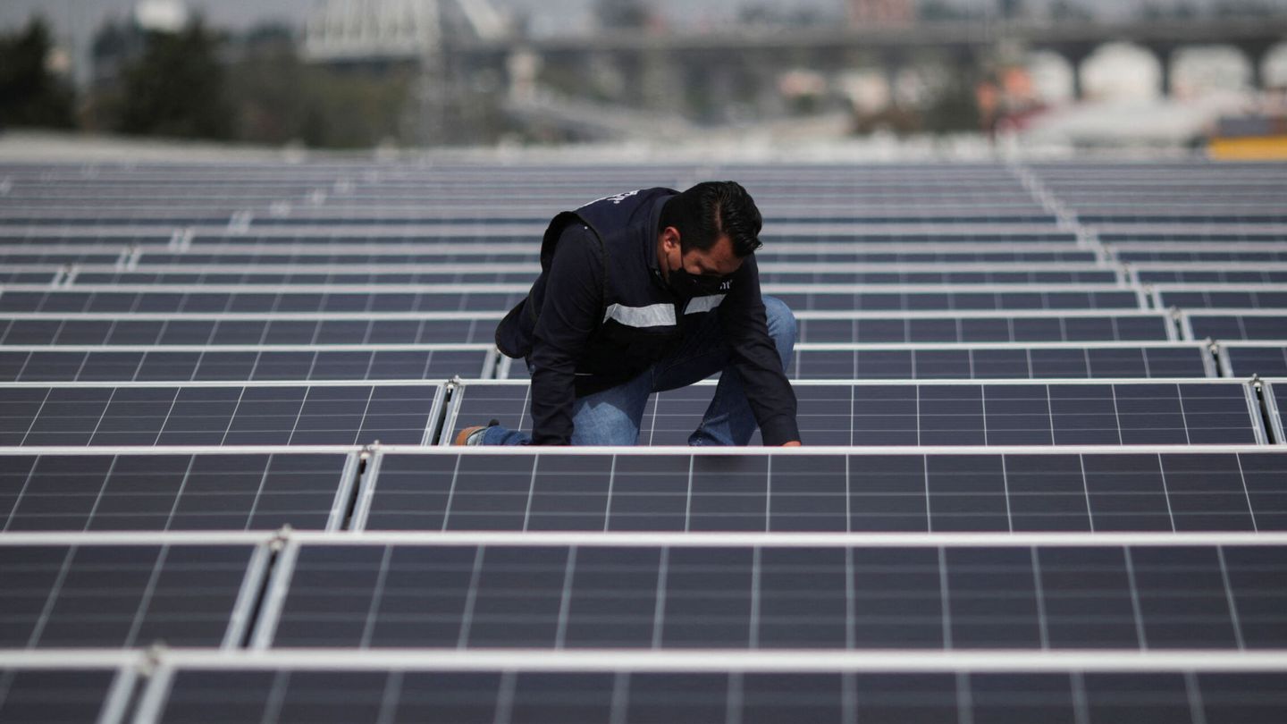 Un instalador de paneles fotovoltaicos. (Reuters)
